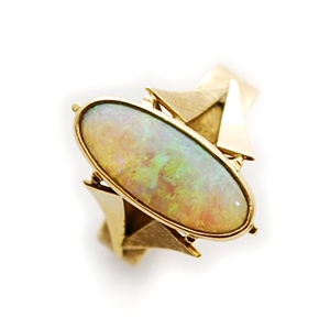 An 18ct gold opal set ring, comprising a central