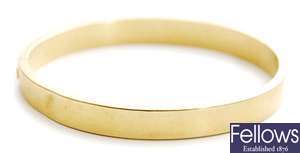 A plain hinged bangle. Stamped 750. Weight -