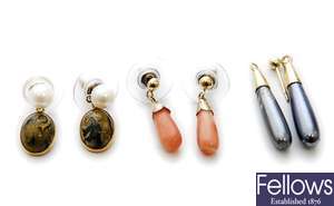 A collection of earrings, to include two pairs of