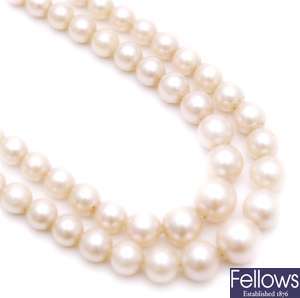 A two row graduated cultured pearl necklet 40cms