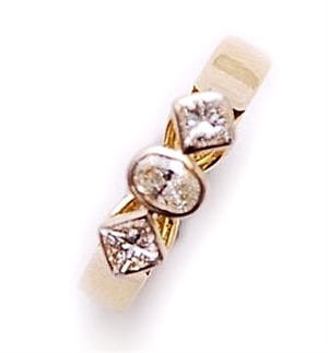 An 18ct gold three stone diamond ring, comprising