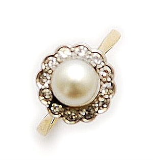 A cultured pearl and diamond cluster ring,