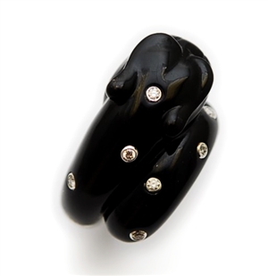 A black onyx panther head ring, with round