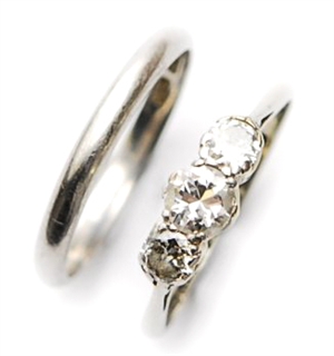 A three stone diamond ring, comprising graduated