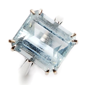 An 18ct white gold single stone aquamarine ring,