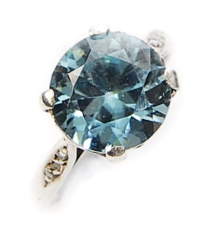 A zircon single stone diamond ring, comprising a
