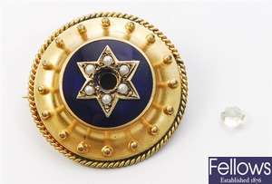 A Victorian target style brooch, comprising a