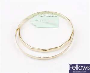 (709010498) two assorted bangles