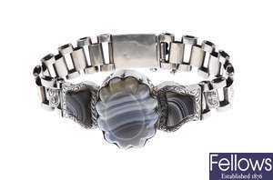 A blue/grey agate bracelet, with one large