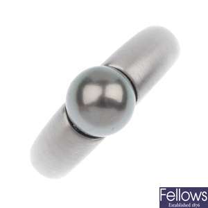 18ct white gold grey cultured pearl set ring.