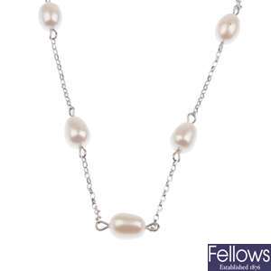 9ct white gold cultured pearl set chain.