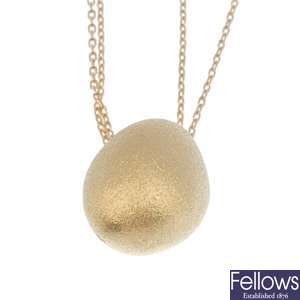 18ct gold pendant and chain.