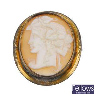 Two cameo and two tortoiseshell brooches.