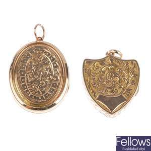 A small quantity of hinged lockets.