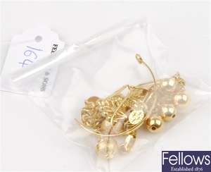 (104981544)  22ct item of jewellery, two pairs of assorted earrings