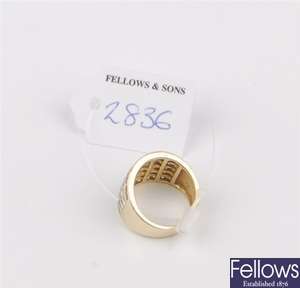 (304269635) 18ct stone set ring