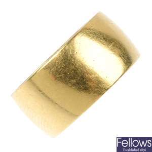 An 18ct gold band ring.