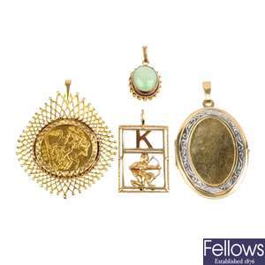 An assortment of 9ct gold pendants.