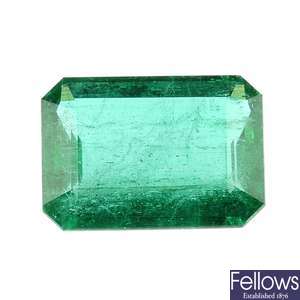 A loose rectangular-shape emerald of 8.18cts.