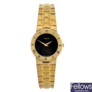 A gold plated quartz lady's Gucci 3300.2.L bracelet watch.