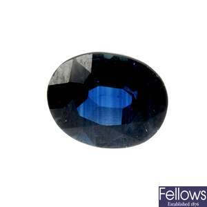A loose oval-shape sapphire of 2.98cts. 