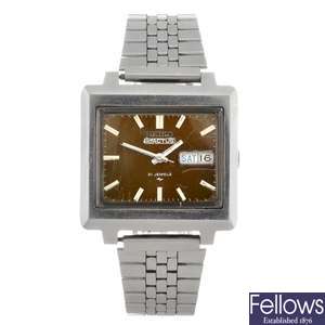 A stainless steel gentleman's Seiko 5Actus bracelet watch.
