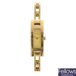 A gold plated quartz lady's Gucci 3900L bracelet watch.