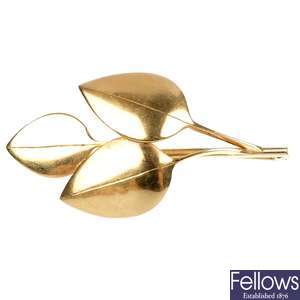 GEOFFREY G. BELLAMY - a 9ct gold leaf brooch. 