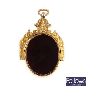 An early 20th century 9ct gold hardstone swivel fob.