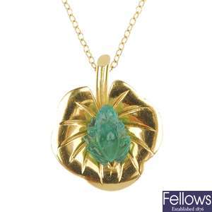 A 1980s 18ct gold emerald frog pendant.