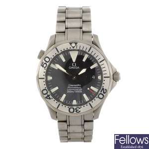 (527965-1-A) A titanium automatic gentleman's Omega Seamaster bracelet watch.