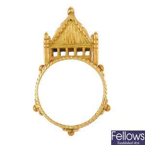 An 18ct gold Jewish wedding ring.