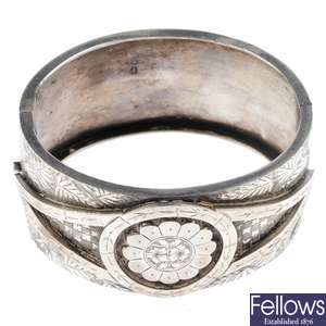  A late Victorian silver hinged bangle.