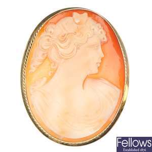 A mid 20th century 9ct gold shell cameo brooch.