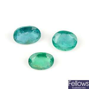 Five oval-shape emeralds.