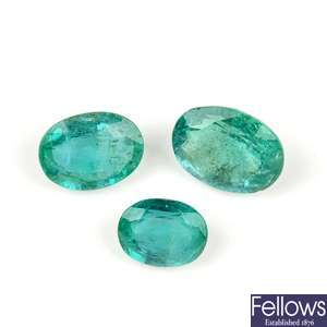 Five oval-shape emeralds.