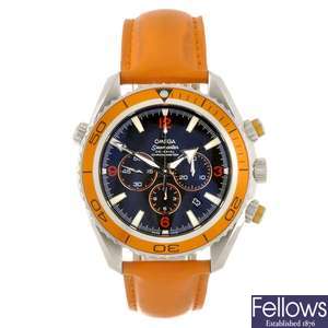 A stainless steel automatic chronograph gentleman's Omega Seamaster Planet Ocean Chrono wrist watch.