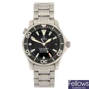 (811006202) A stainless steel automatic mid-size Omega Seamaster bracelet watch.