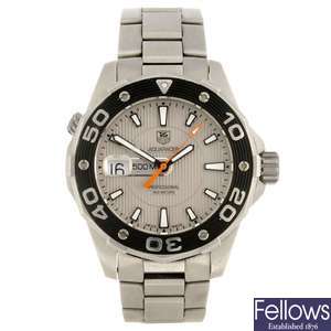 (407030358)  A stainless steel quartz gentleman's Tag Heuer Aquaracer bracelet watch.