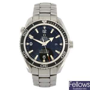 (102714) A stainless steel automatic gentleman's Omega Seamaster Planet Ocean bracelet watch.