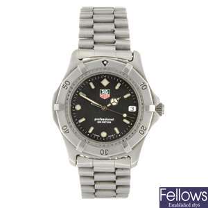 (6007) A stainless steel quartz gentleman's Tag Heuer 2000 Series bracelet watch.