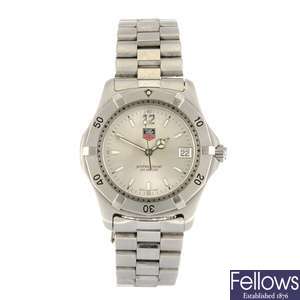 (809032627)  A stainless steel quartz gentleman's Tag Heuer 2000 Series bracelet watch.