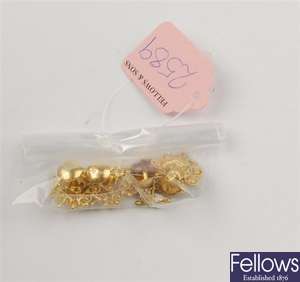 (123171329) two pairs of assorted earrings