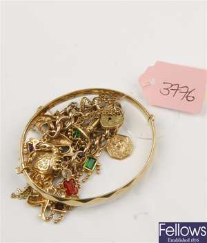(814030353) 9ct clasp bangle,  curb bracelet