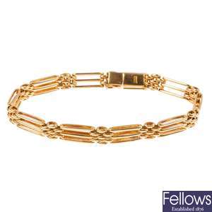 An early 20th century 15ct gold gate-link bracelet.