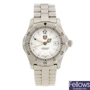 (909005618) A stainless steel quartz lady's Tag Heuer 2000 Series bracelet watch.