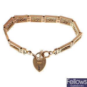 An early 20th century 9ct gold gate bracelet. 