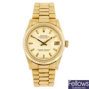 (809034190) An 18k gold automatic mid-size Rolex Oyster Perpetual Datejust bracelet watch.