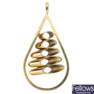 A 1970s 9ct gold pendant.