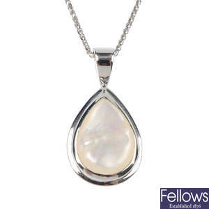 A 9ct gold mother-of-pearl pendant.